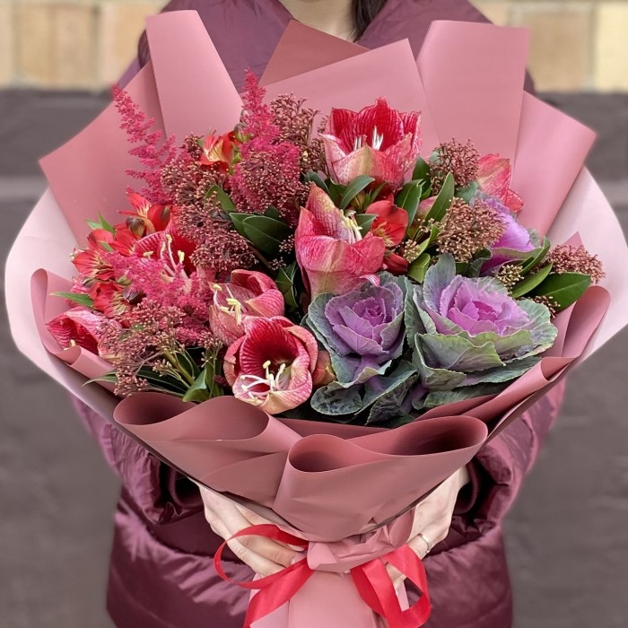 Букет с амариллисом и брассикой