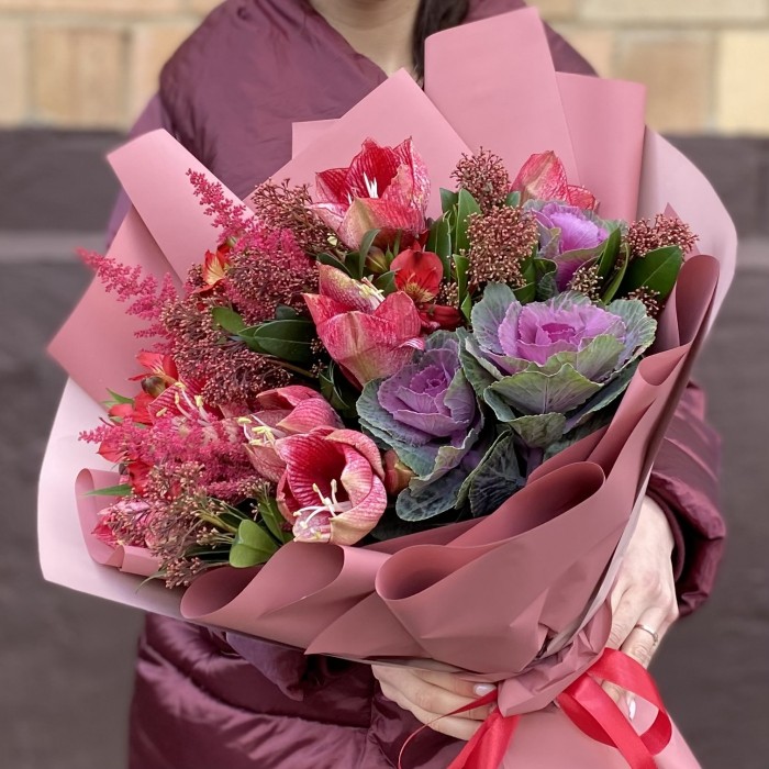 Букет с амариллисом и брассикой