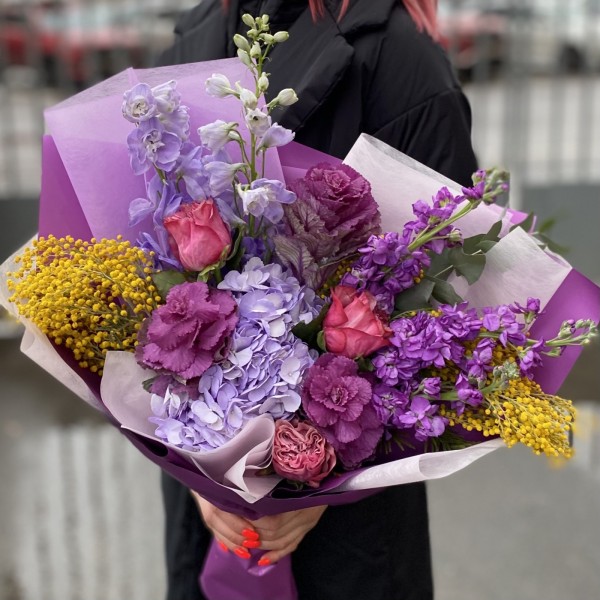 Букет с ароматной маттиолой и розами