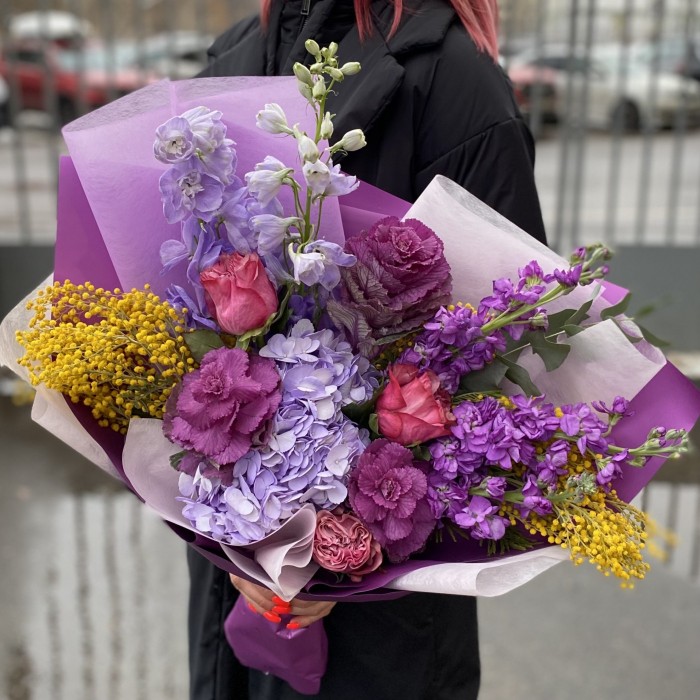 Букет с ароматной маттиолой и розами