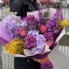 Букет с ароматной маттиолой и розами