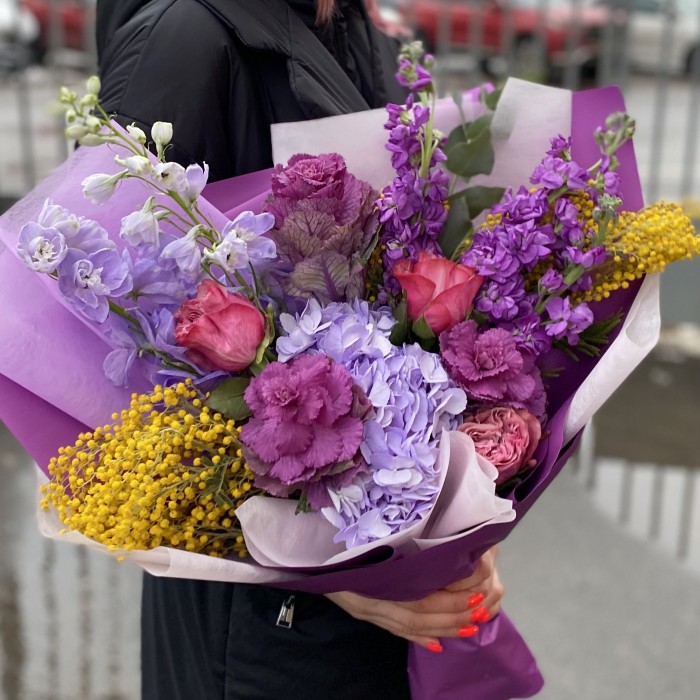 Букет с ароматной маттиолой и розами