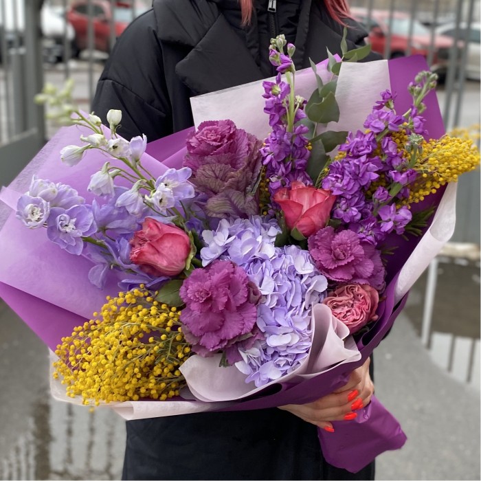 Букет с ароматной маттиолой и розами