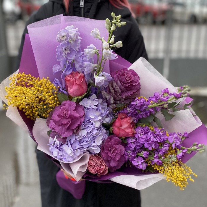 Букет с ароматной маттиолой и розами