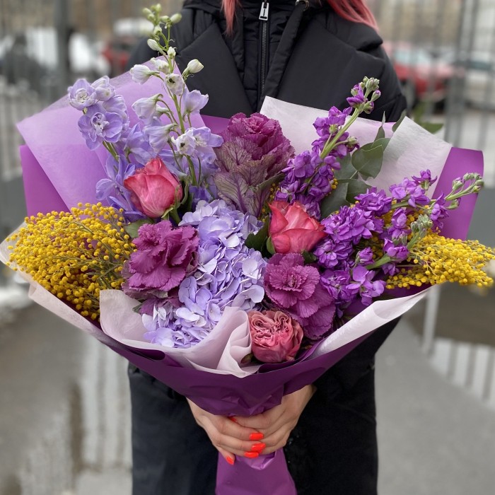 Букет с ароматной маттиолой и розами