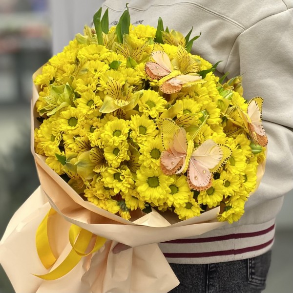 Букет хризантем с бабочками желтого цвета