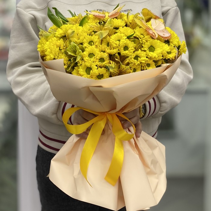 Букет хризантем с бабочками желтого цвета