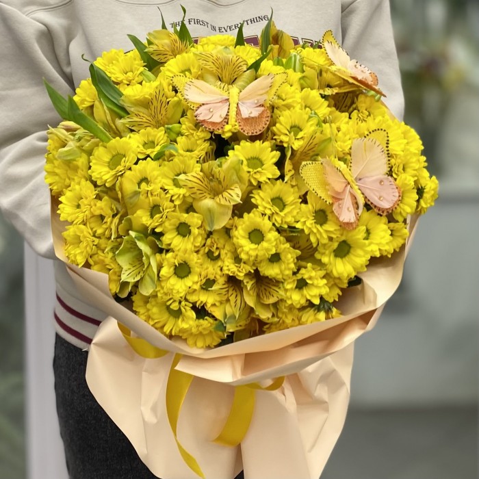 Букет хризантем с бабочками желтого цвета