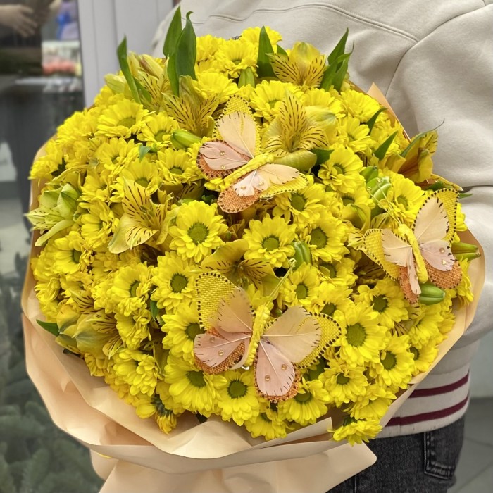 Букет хризантем с бабочками желтого цвета