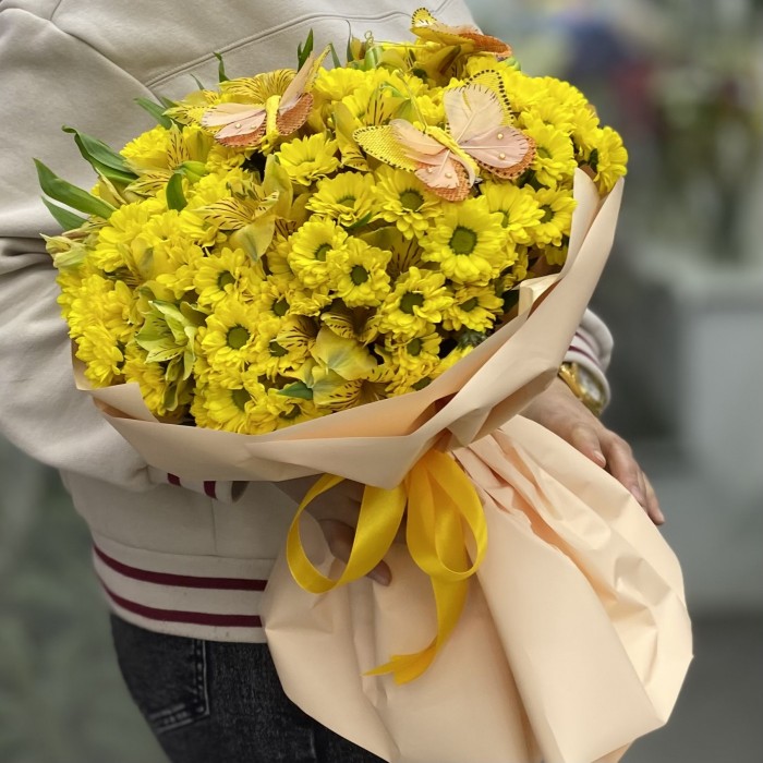 Букет хризантем с бабочками желтого цвета