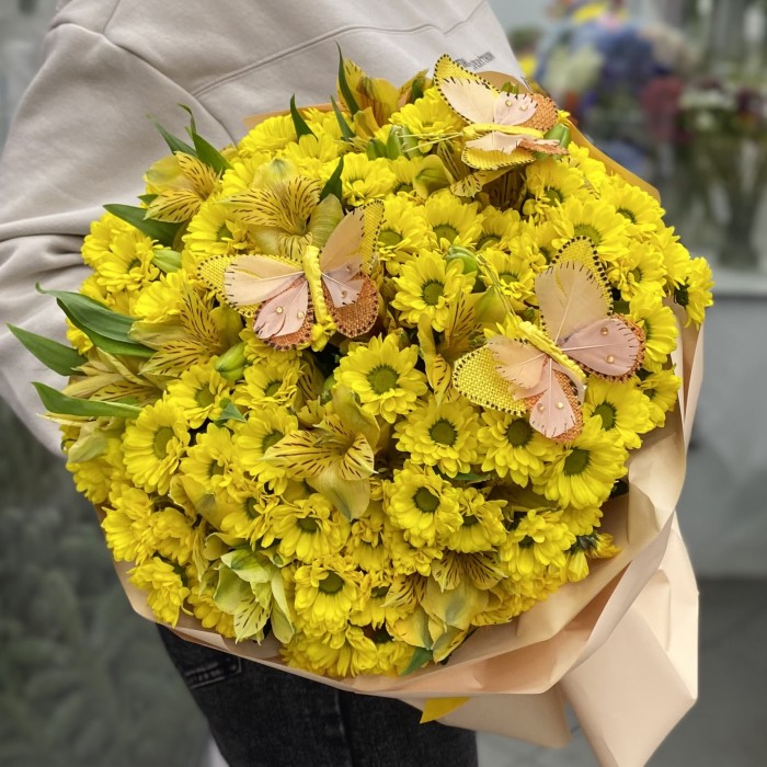 Букет хризантем с бабочками желтого цвета