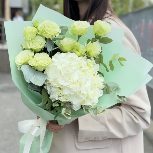 Букет с белой гортензией и эустомой