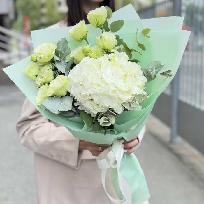 Букет с белой гортензией и эустомой
