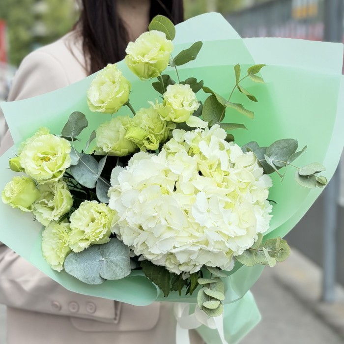 Букет с белой гортензией и эустомой