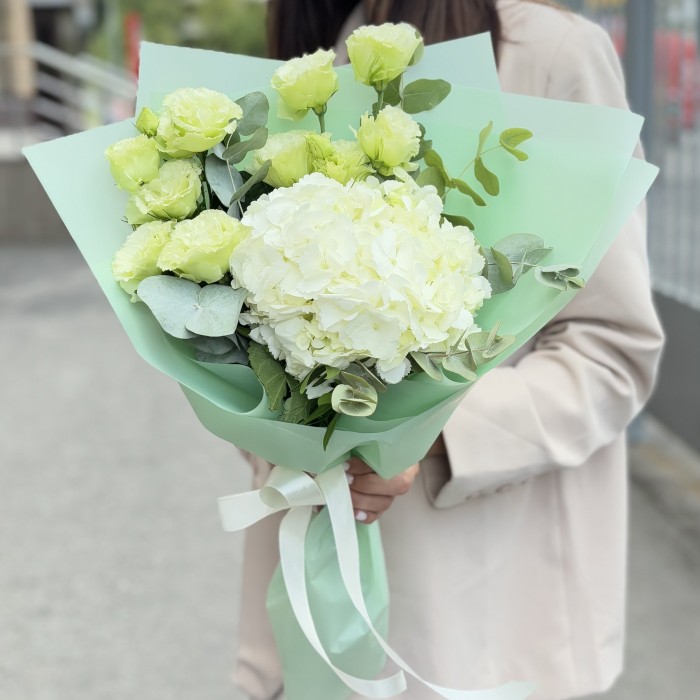 Букет с белой гортензией и эустомой