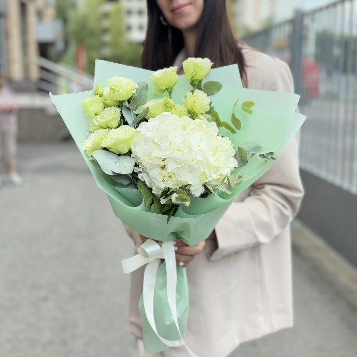Букет с белой гортензией и эустомой