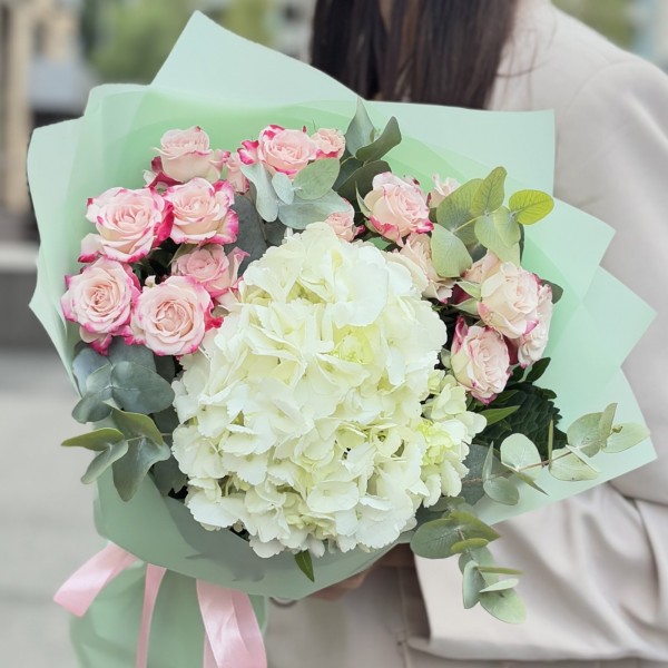Букет с белой гортензией и кустовой розой рефлекс