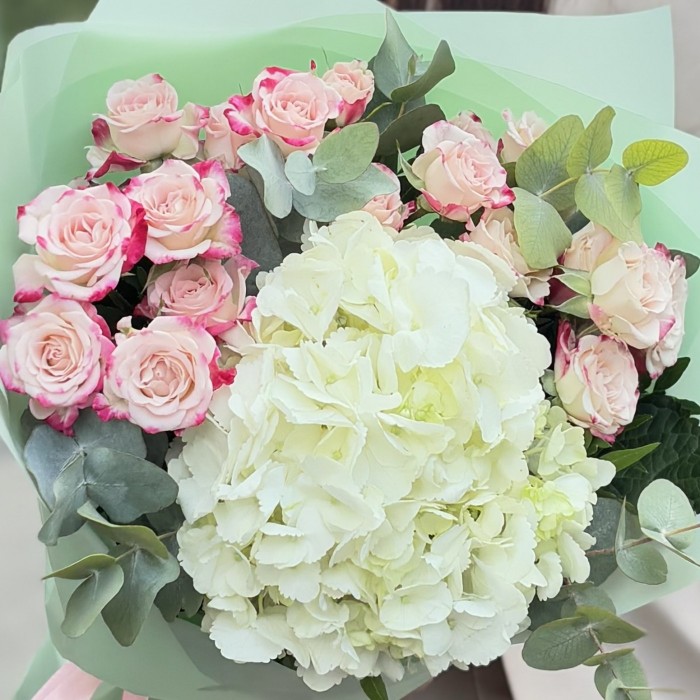 Букет с белой гортензией и кустовой розой рефлекс
