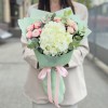 Букет с белой гортензией и кустовой розой рефлекс