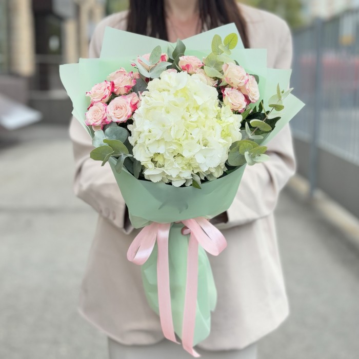 Букет с белой гортензией и кустовой розой рефлекс