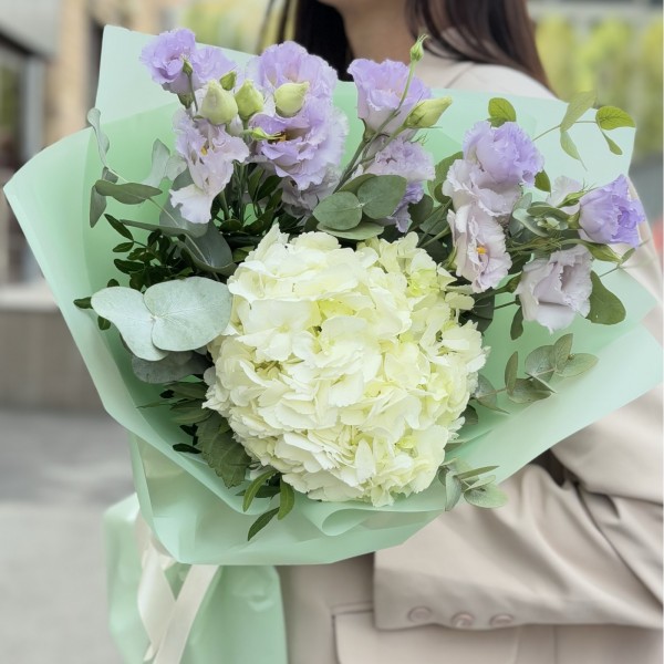 Букет с белой гортензией и лавандовой эустомой