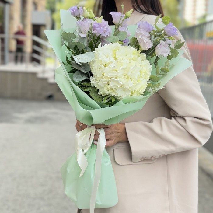 Букет с белой гортензией и лавандовой эустомой