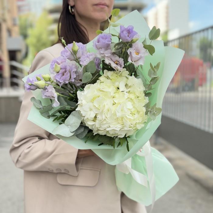 Букет с белой гортензией и лавандовой эустомой