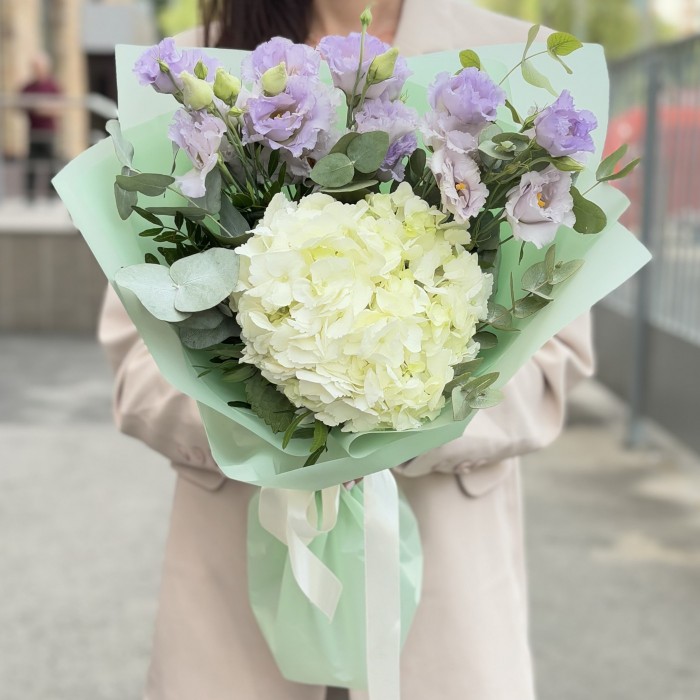 Букет с белой гортензией и лавандовой эустомой