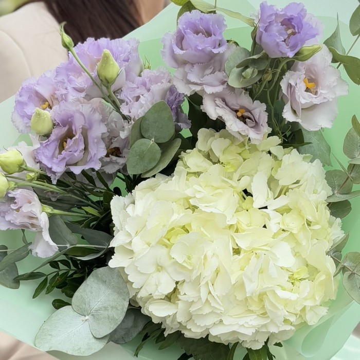 Букет с белой гортензией и лавандовой эустомой