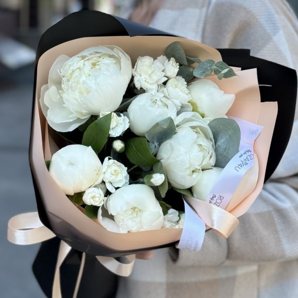 Букет с белыми пионами и кустовой гвоздикой