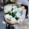 Букет с белыми пионами и кустовой гвоздикой