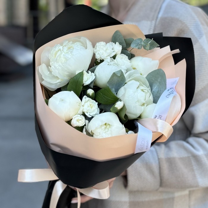 Букет с белыми пионами и кустовой гвоздикой