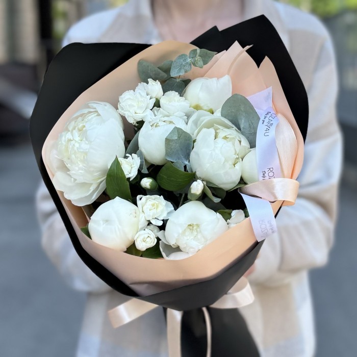 Букет с белыми пионами и кустовой гвоздикой