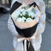 Букет с белыми пионами и кустовой гвоздикой
