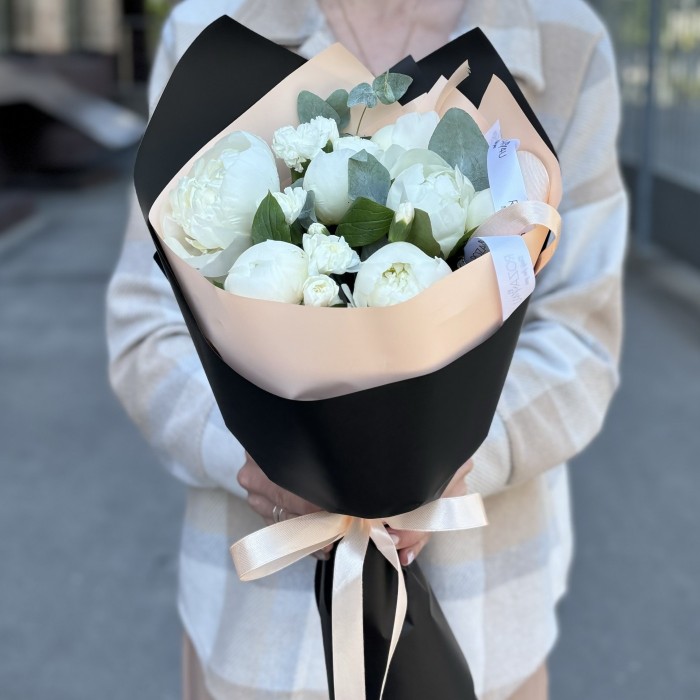 Букет с белыми пионами и кустовой гвоздикой