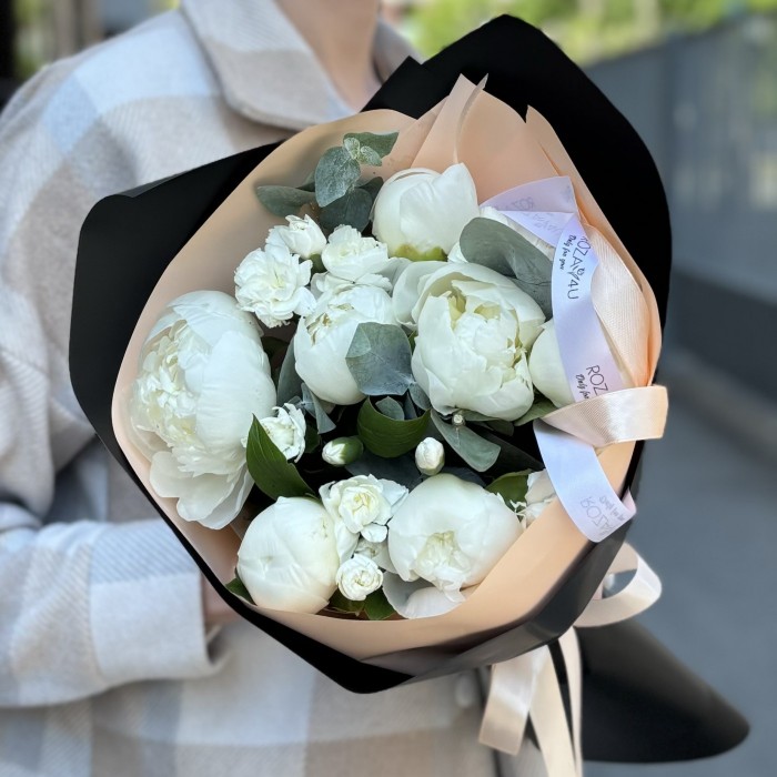 Букет с белыми пионами и кустовой гвоздикой