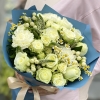 Букет с белыми розами и ромашками
