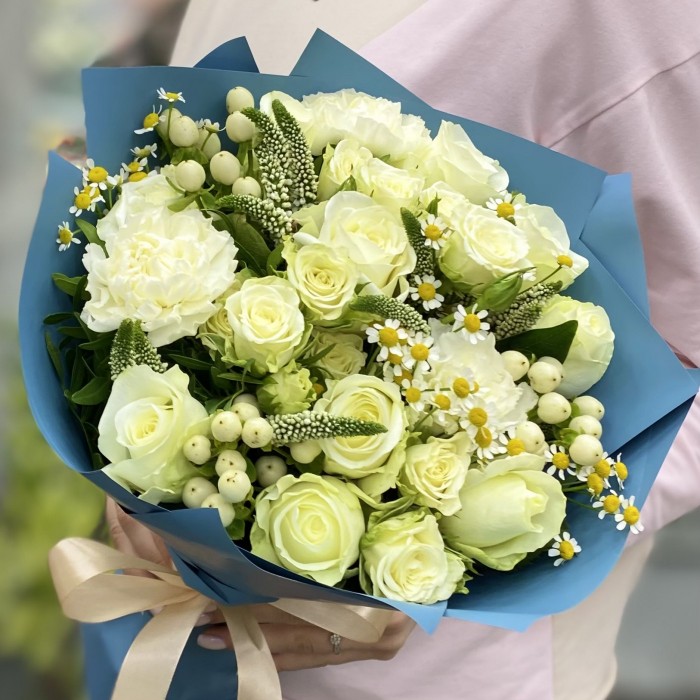 Букет с белыми розами и ромашками