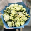 Букет с белыми розами и ромашками
