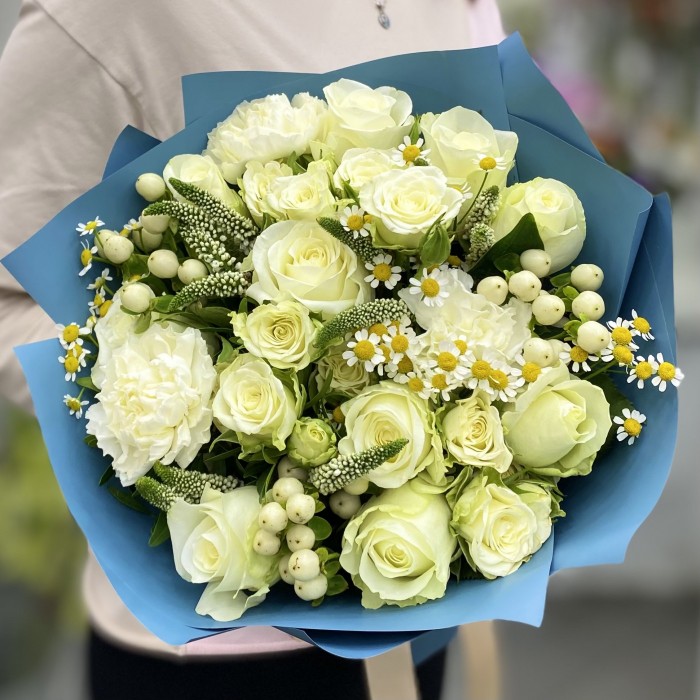 Букет с белыми розами и ромашками