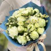 Букет с белыми розами и ромашками