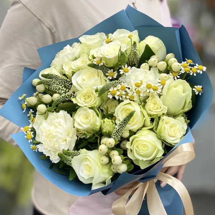 Букет с белыми розами и ромашками