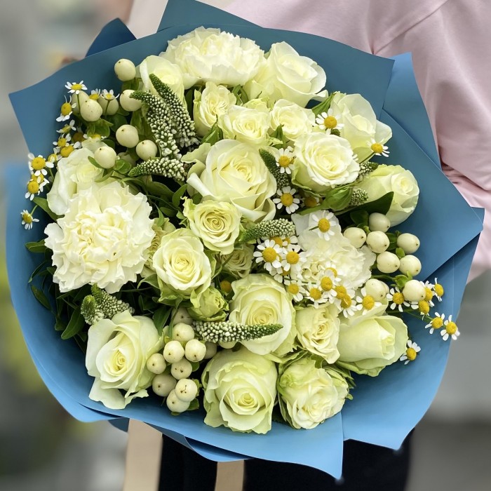Букет с белыми розами и ромашками