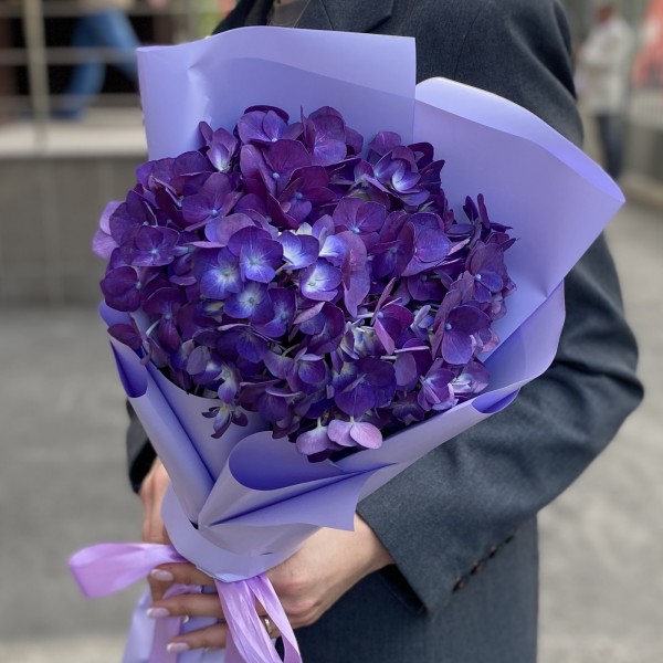 Букет с фиолетовой гортензией