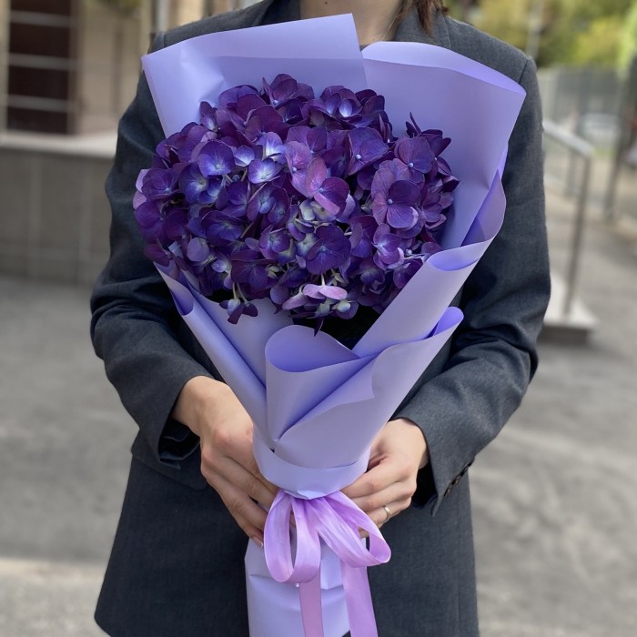 Букет с фиолетовой гортензией