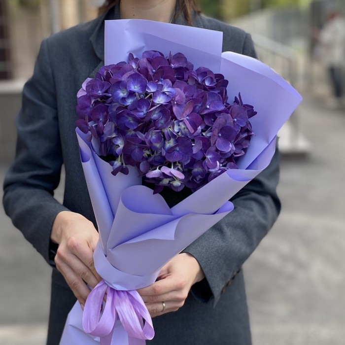 Букет с фиолетовой гортензией