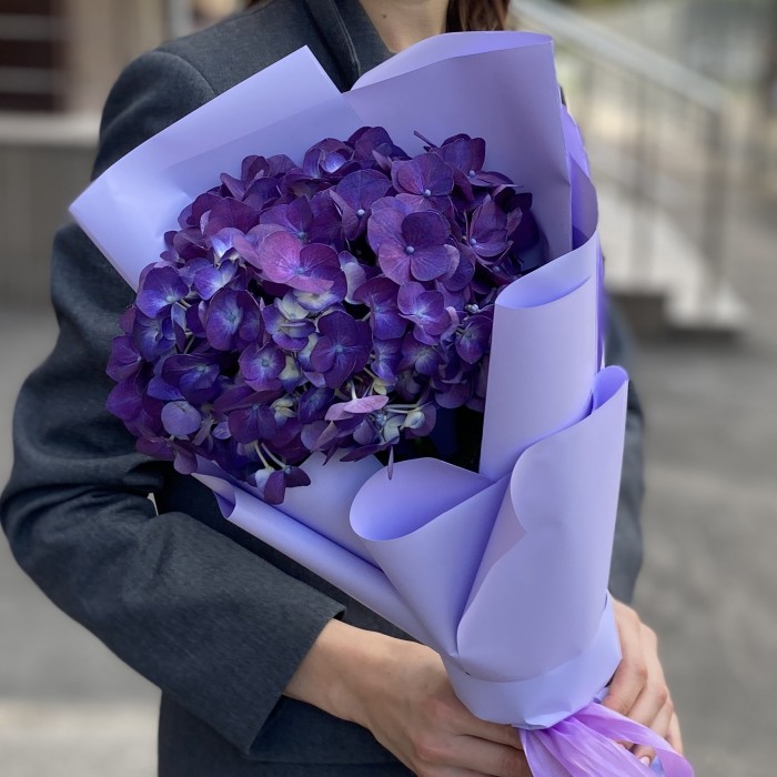 Букет с фиолетовой гортензией