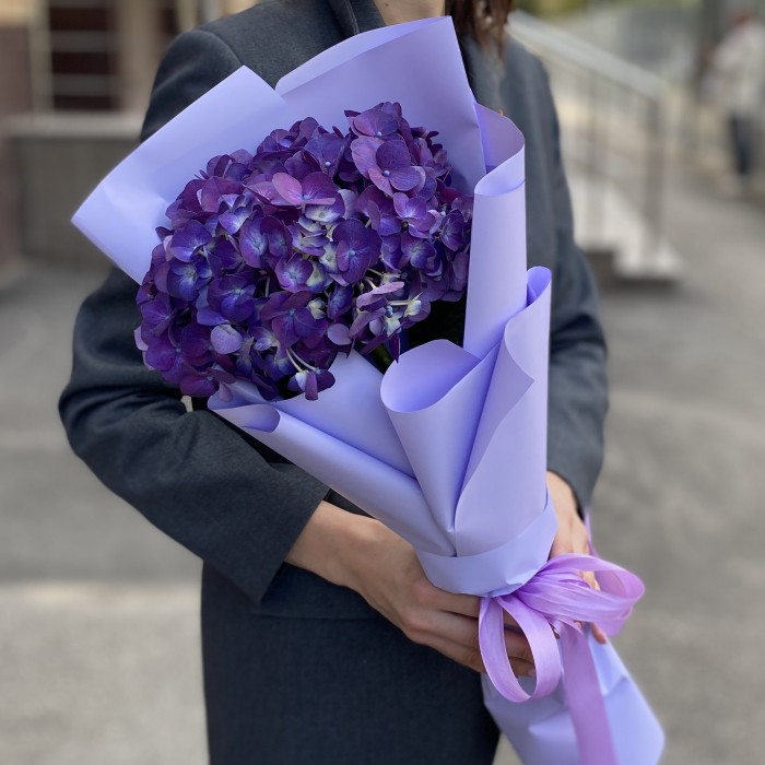 Букет с фиолетовой гортензией