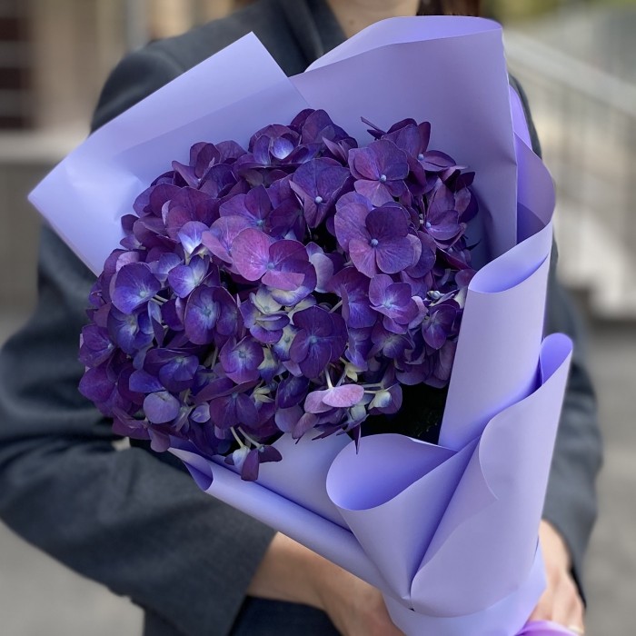 Букет с фиолетовой гортензией
