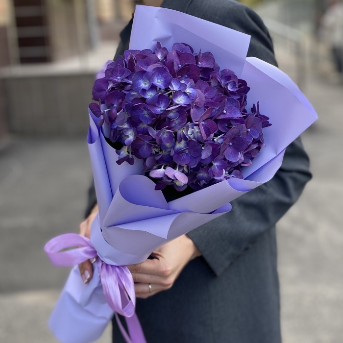 Букет с фиолетовой гортензией